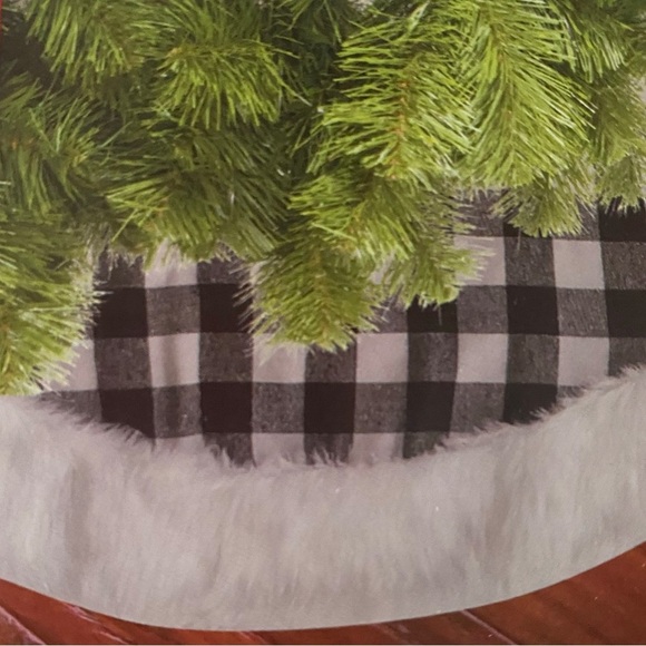 Winter Wonder Lane Buffalo Check 48" White & Black Tree Skirt - Picture 9 of 16